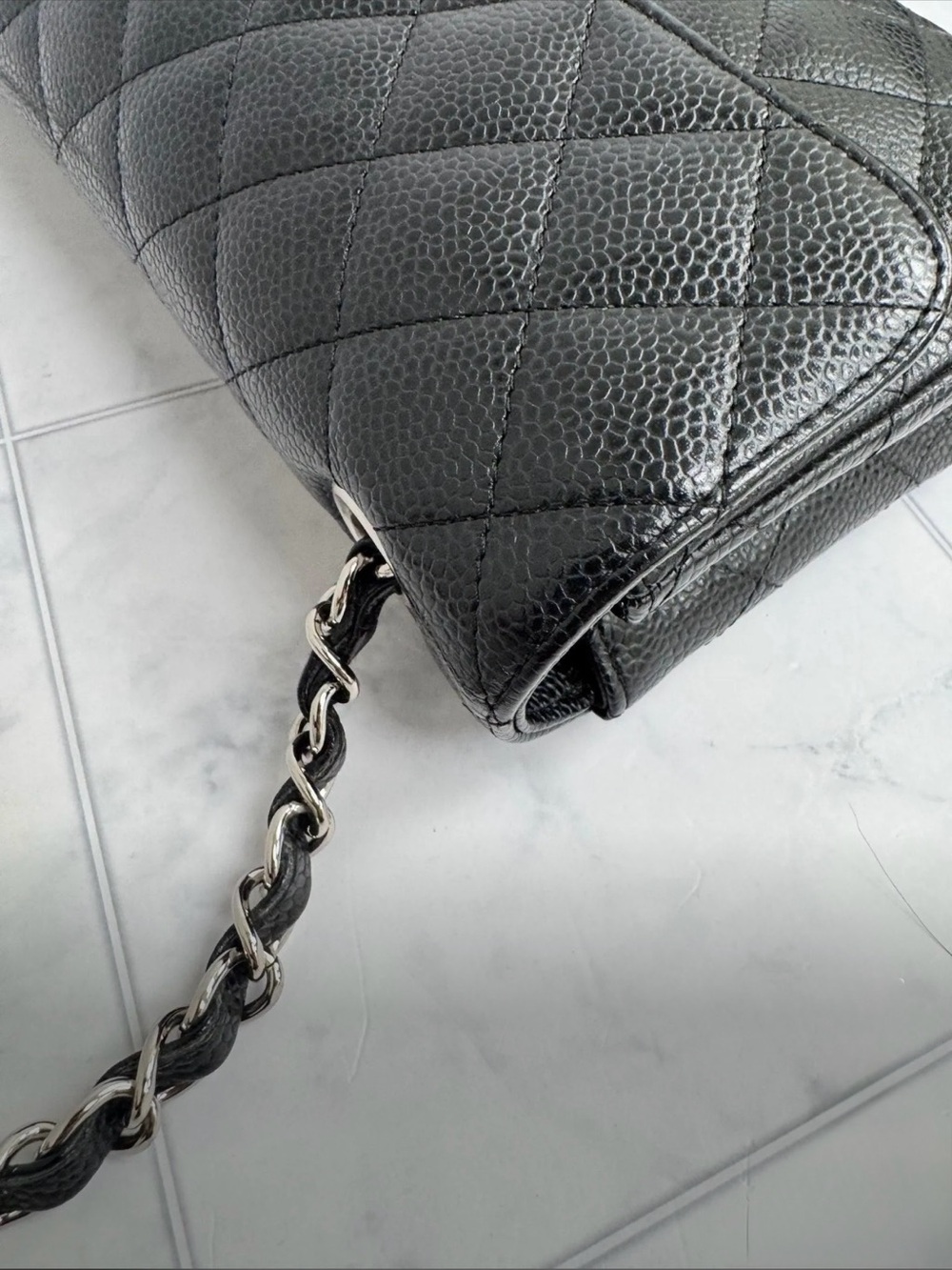 Chanel East West Flap in Caviar leather with dust bag. - Picture 5 of 7
